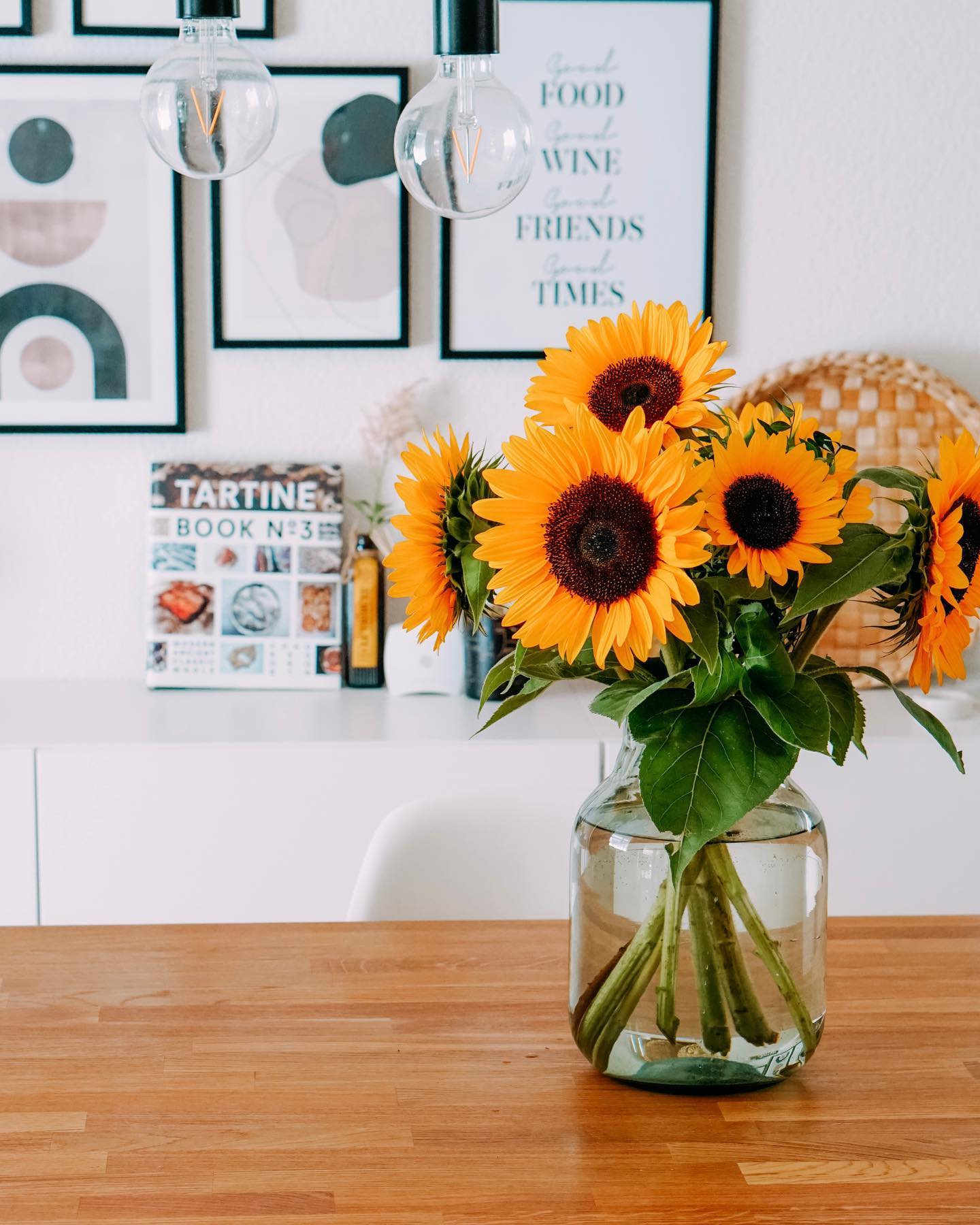 Sonnenblumen 🌻 Eine Sonnenblume als Geschenk ist perfekt, um jemanden zu sagen: “Ich mag dich und wenn ich dich sehe, geht die Sonne auf” ☀️ 

#corazonfood #momlife #homedecor #homesweethome #selfcare #love #happiness #flowers #sonnenblume #sunflower #frischgepflückt #foodblog #swissfoodblogger #switzerland